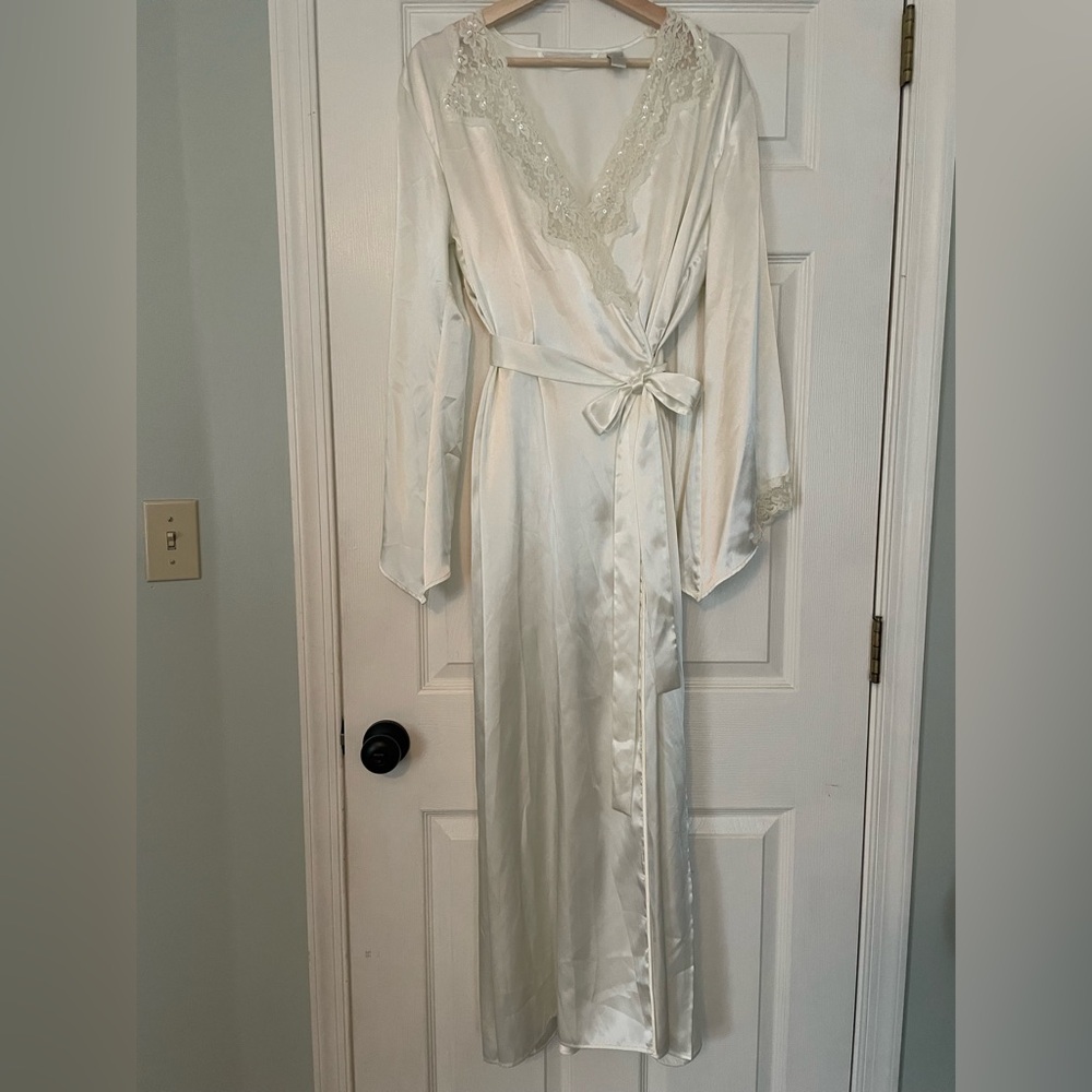 Valerie Stevens Long White Embroidered Gown & Robe Set